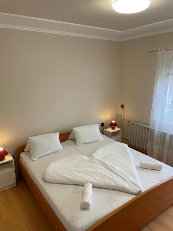 Postel nebo postele na pokoji v ubytování Pingvin Cukrászda Apartman felső szint