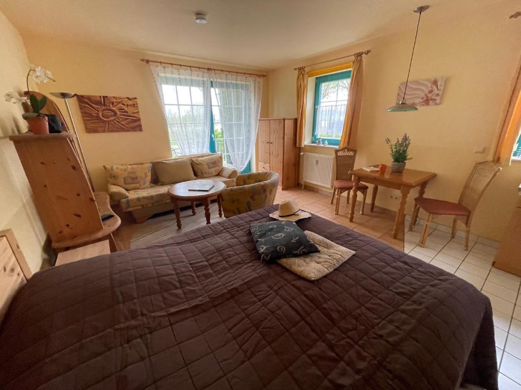 Postel nebo postele na pokoji v ubytování Ferienwohnung #9 Am Neuensiener See - Seedorf