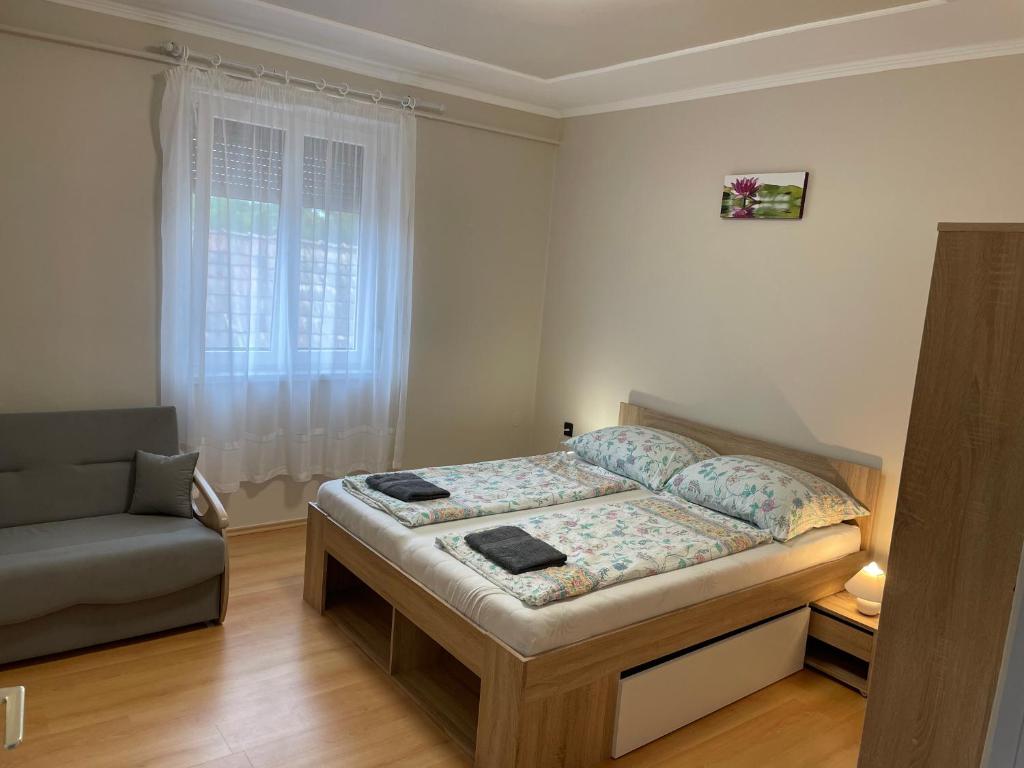 Gallery image of Pingvin Cukrászda Apartman felső szint in Balatonmáriafürdő