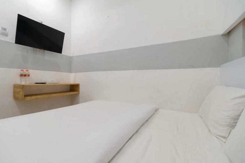 Postel nebo postele na pokoji v ubytování Jotel Guest House Mitra RedDoorz