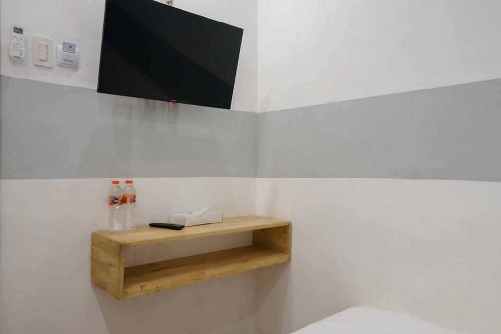 TV a/nebo společenská místnost v ubytování Jotel Guest House Mitra RedDoorz