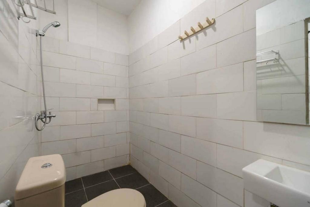 Koupelna v ubytování Jotel Guest House Mitra RedDoorz