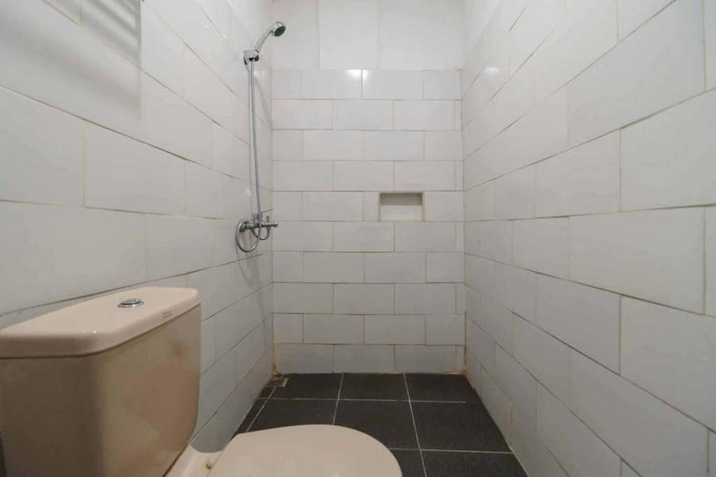 Koupelna v ubytování Jotel Guest House Mitra RedDoorz
