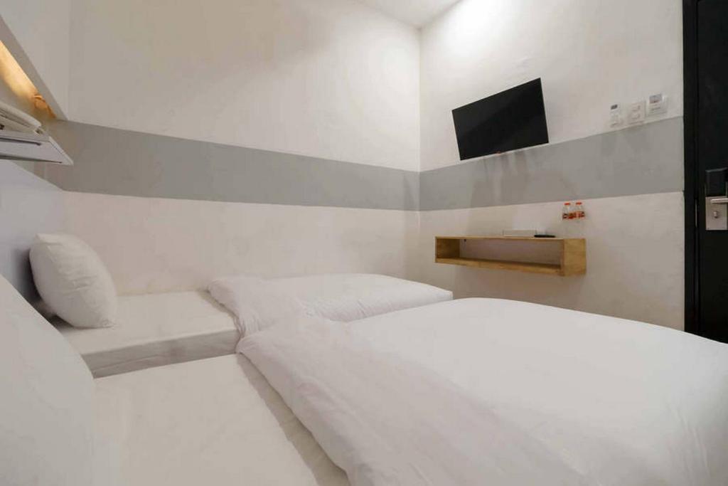 Postel nebo postele na pokoji v ubytování Jotel Guest House Mitra RedDoorz