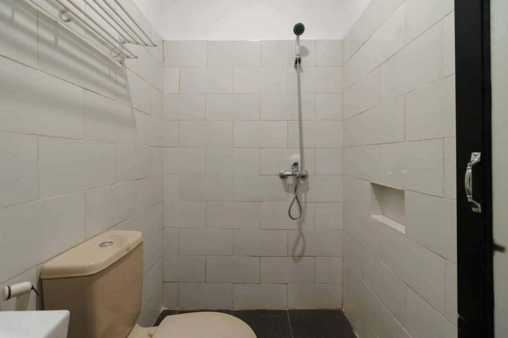 Koupelna v ubytování Jotel Guest House Mitra RedDoorz