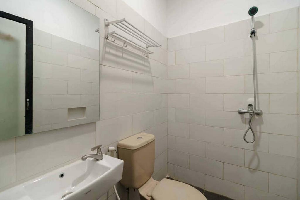 Koupelna v ubytování Jotel Guest House Mitra RedDoorz