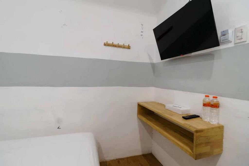 TV a/nebo společenská místnost v ubytování Jotel Guest House Mitra RedDoorz