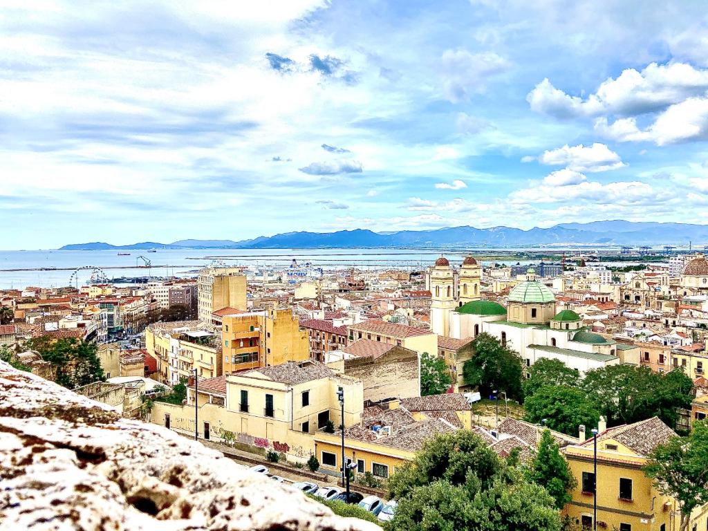 - une vue sur une ville avec des bâtiments et l'eau dans l'établissement la Casetta in Castello Cagliari Centro, à Cagliari