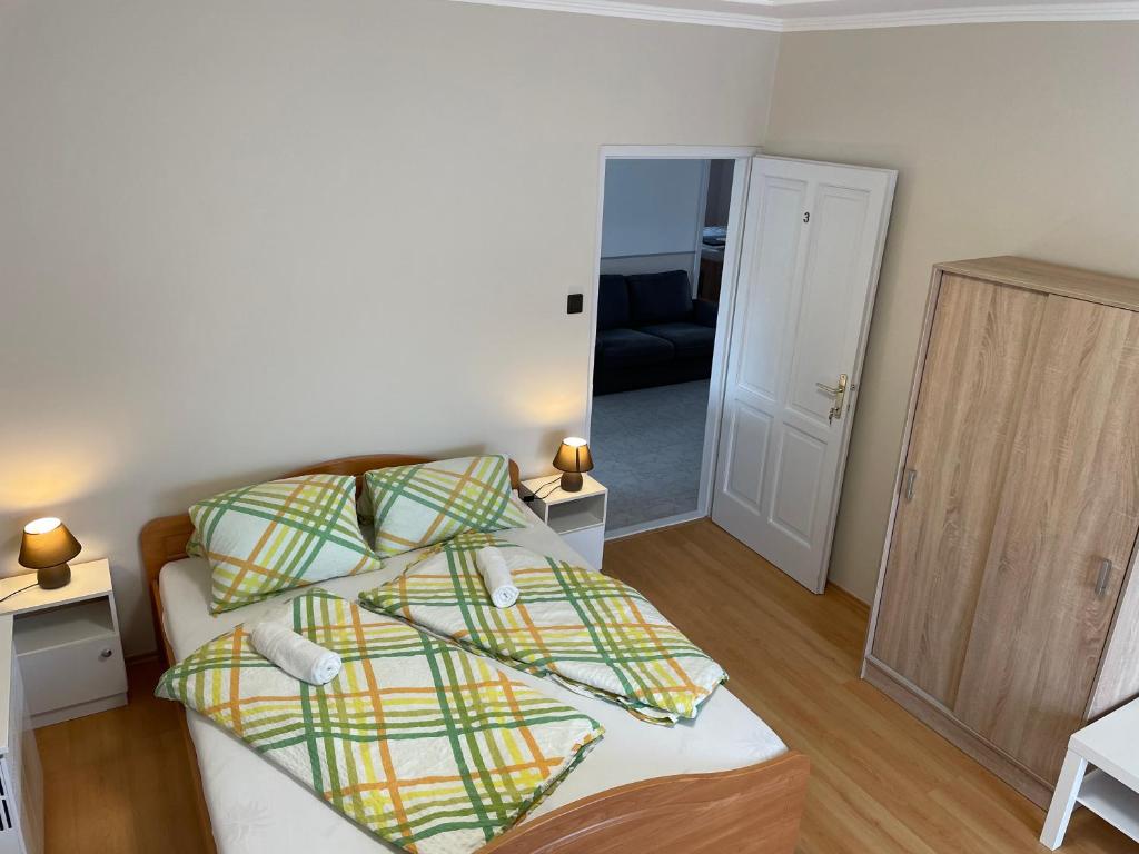 Postel nebo postele na pokoji v ubytování Pingvin Cukrászda Apartman felső szint