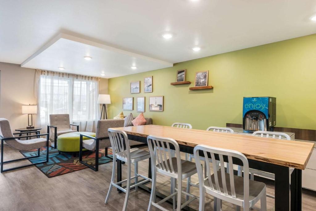 Posezení v ubytování WoodSpring Suites Linden