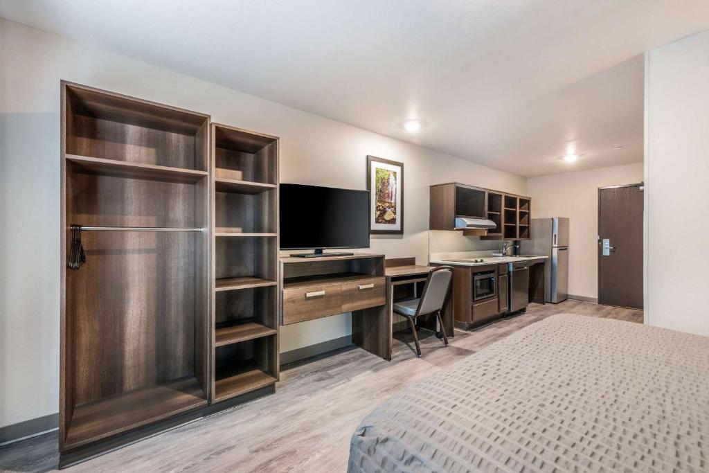 TV a/nebo společenská místnost v ubytování WoodSpring Suites Linden