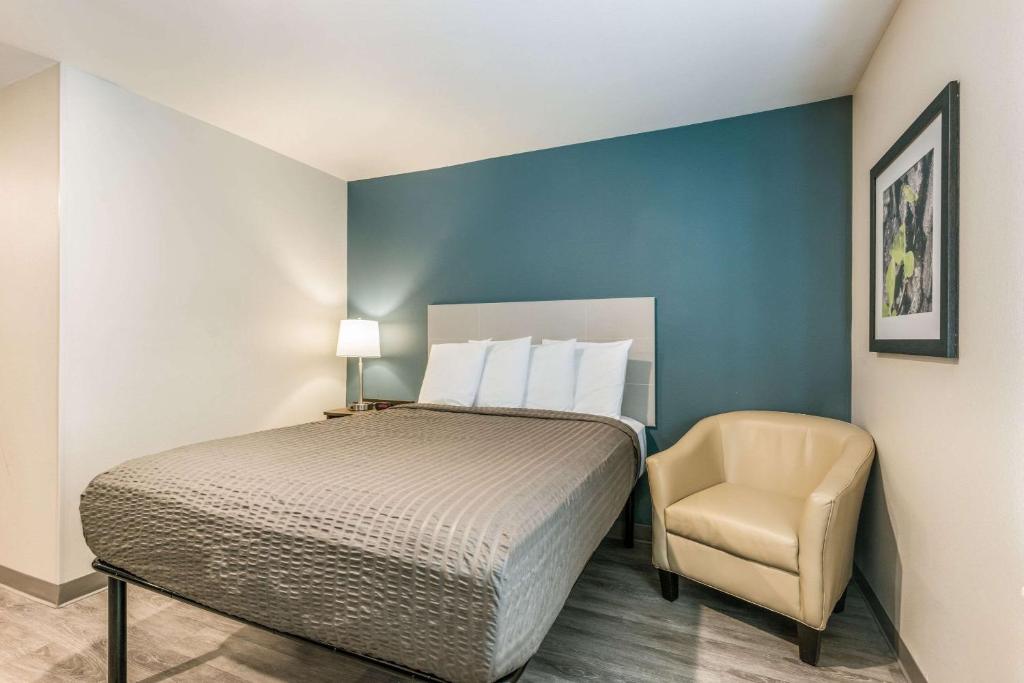 Postel nebo postele na pokoji v ubytování WoodSpring Suites Linden