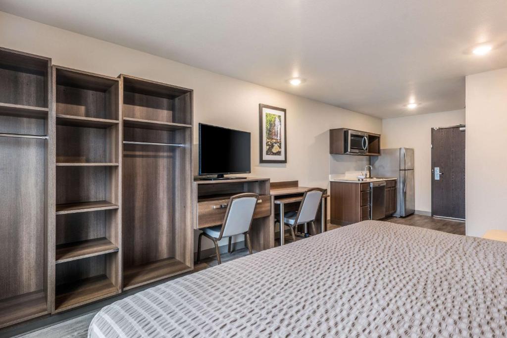 TV a/nebo společenská místnost v ubytování WoodSpring Suites Linden
