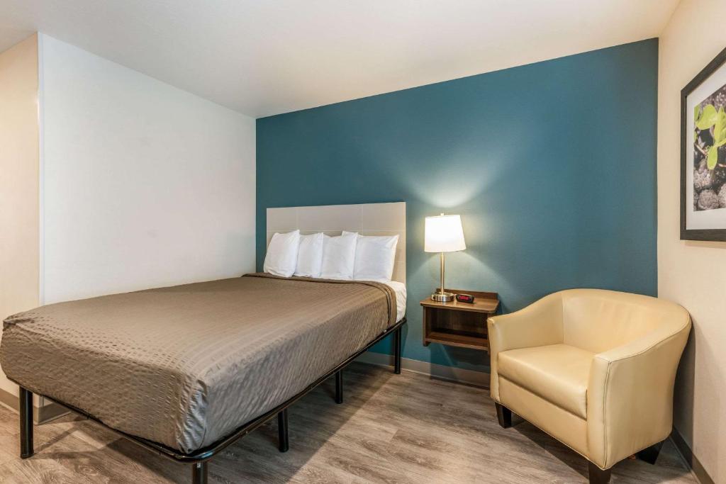 Postel nebo postele na pokoji v ubytování WoodSpring Suites Linden
