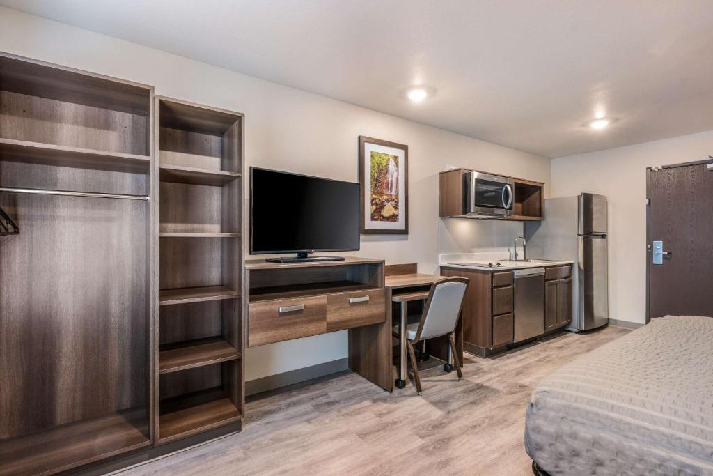 TV a/nebo společenská místnost v ubytování WoodSpring Suites Linden