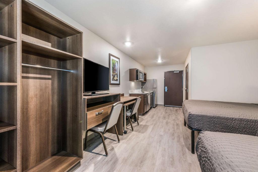 TV a/nebo společenská místnost v ubytování WoodSpring Suites Linden