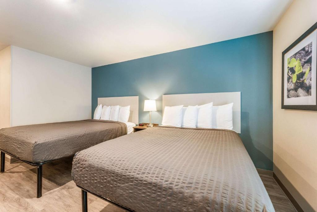 Postel nebo postele na pokoji v ubytování WoodSpring Suites Linden