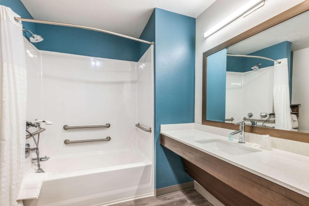 Koupelna v ubytování WoodSpring Suites Linden