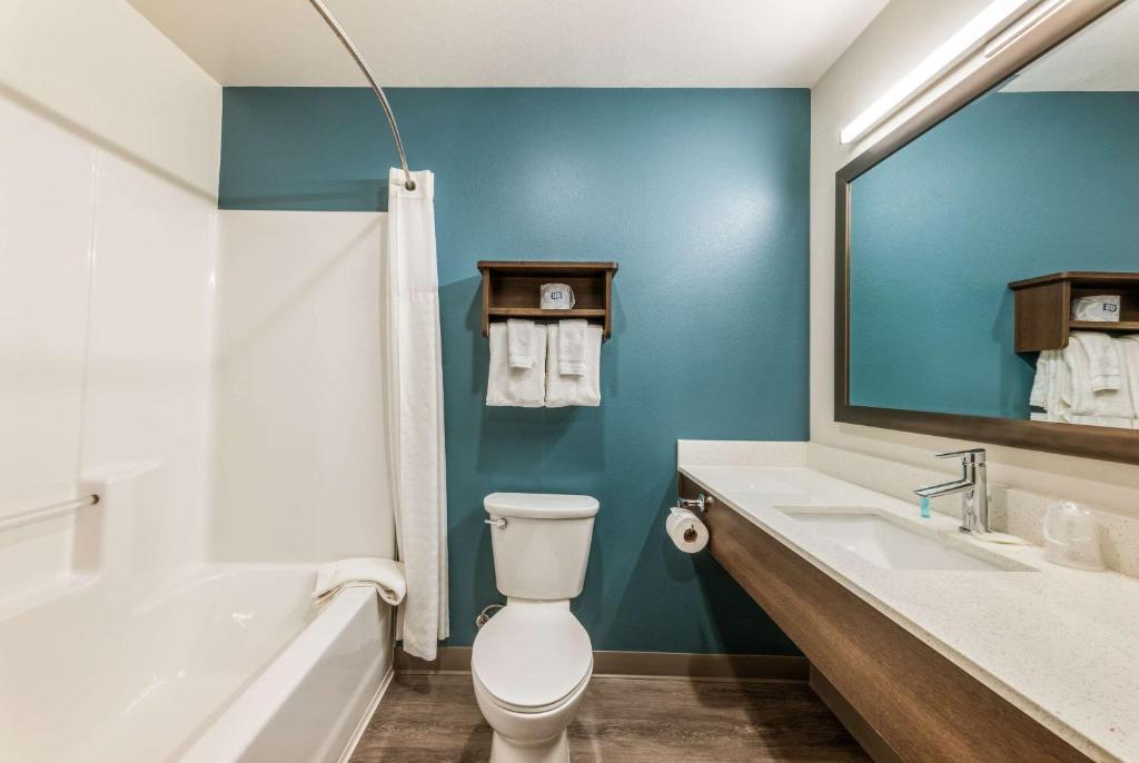 Koupelna v ubytování WoodSpring Suites Linden