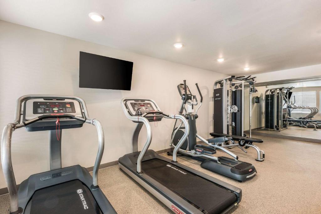 Fitness centrum a/nebo fitness zařízení v ubytování WoodSpring Suites Linden