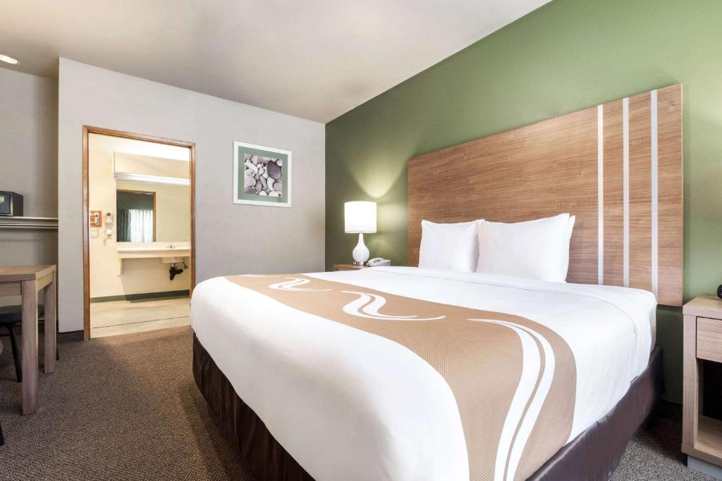 Postel nebo postele na pokoji v ubytování Quality Inn & Suites Bainbridge Island
