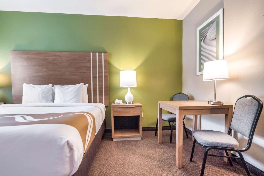 Postel nebo postele na pokoji v ubytování Quality Inn & Suites Bainbridge Island