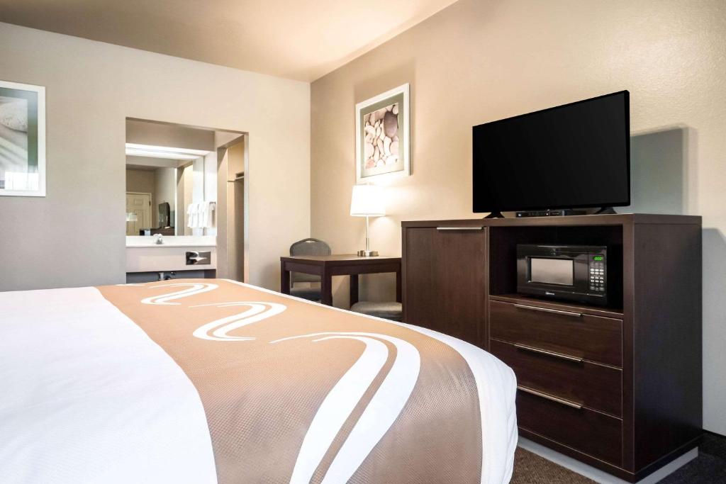 TV a/nebo společenská místnost v ubytování Quality Inn & Suites Bainbridge Island