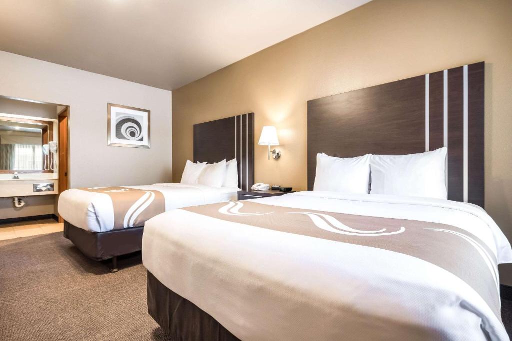 Postel nebo postele na pokoji v ubytování Quality Inn & Suites Bainbridge Island
