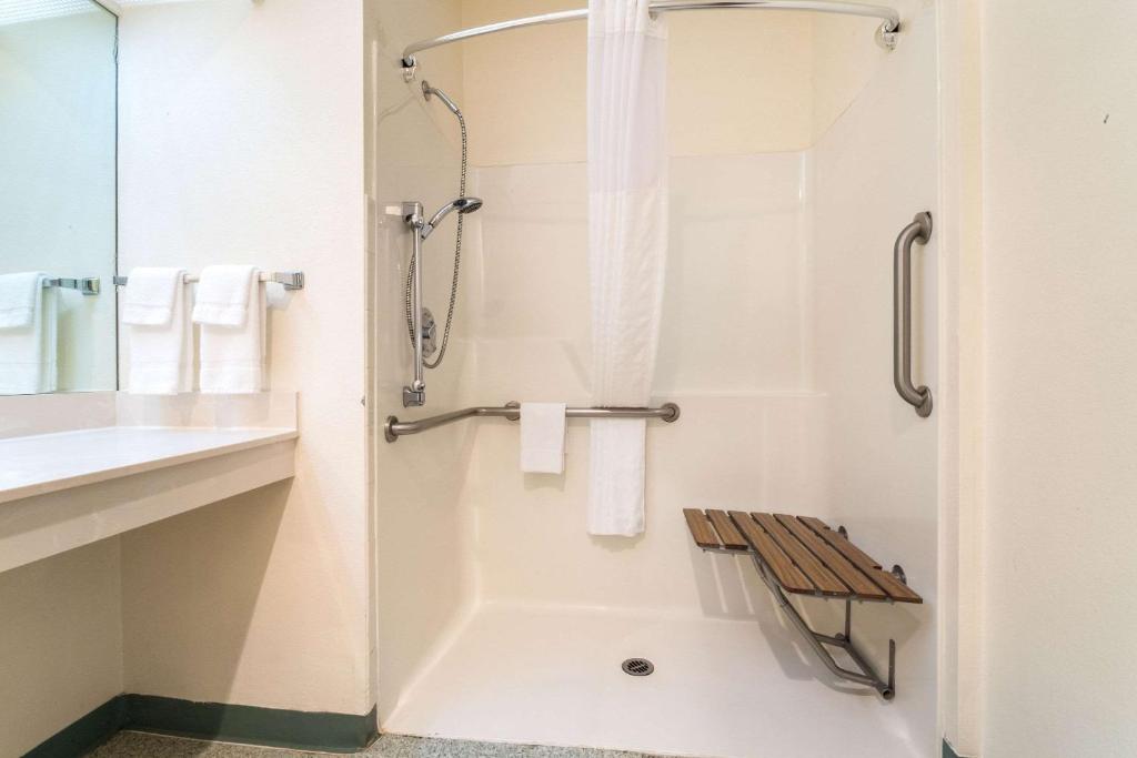 Koupelna v ubytování Quality Inn & Suites Bainbridge Island