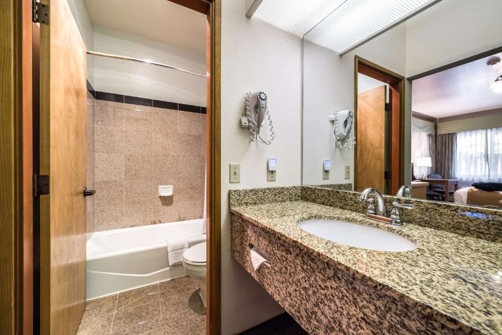 Koupelna v ubytování Quality Inn & Suites Bainbridge Island