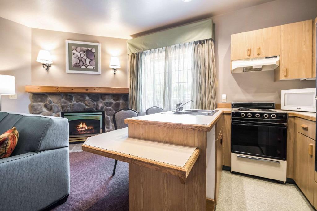 Kuchyň nebo kuchyňský kout v ubytování Quality Inn & Suites Bainbridge Island
