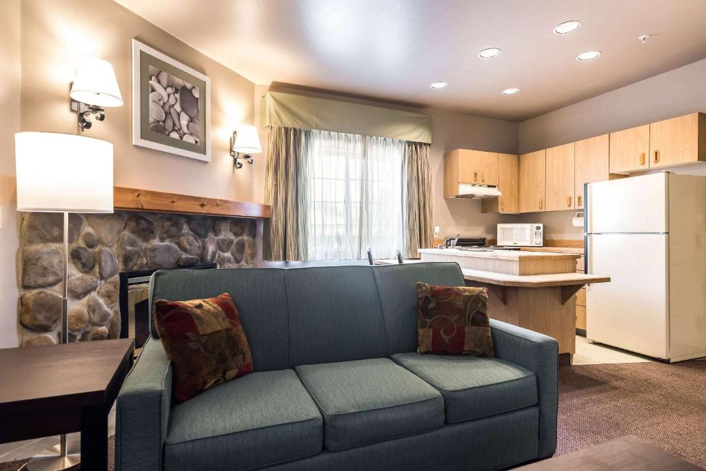 Kuchyň nebo kuchyňský kout v ubytování Quality Inn & Suites Bainbridge Island
