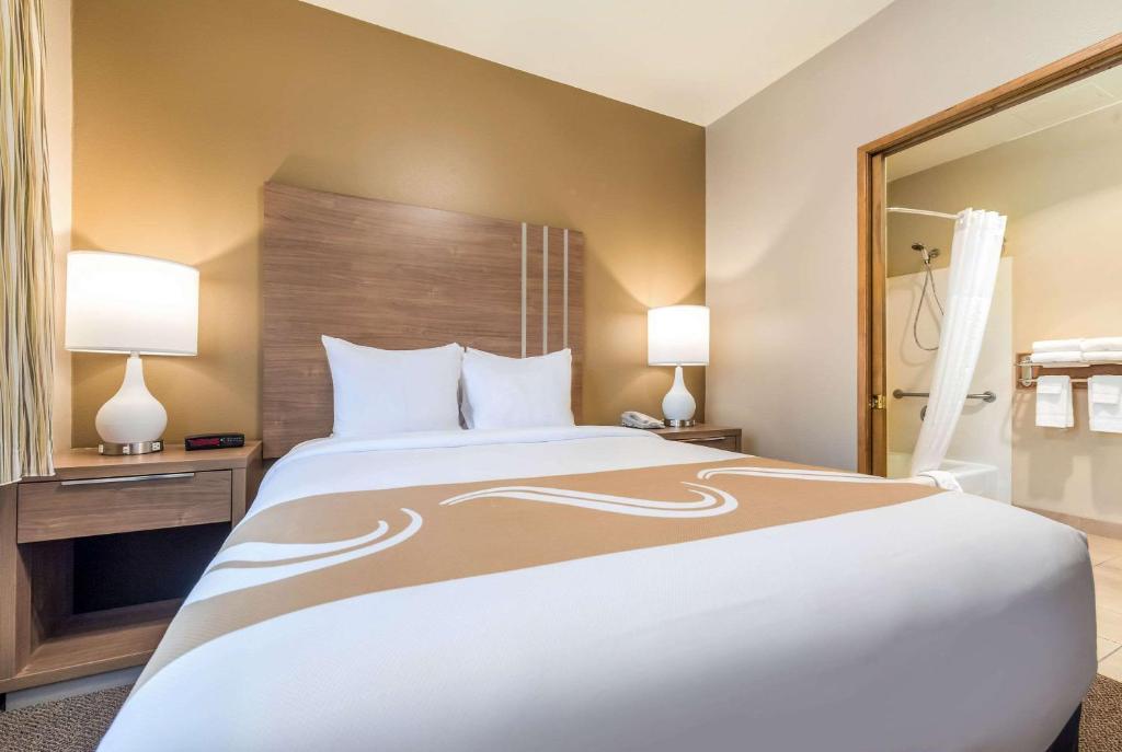 Postel nebo postele na pokoji v ubytování Quality Inn & Suites Bainbridge Island