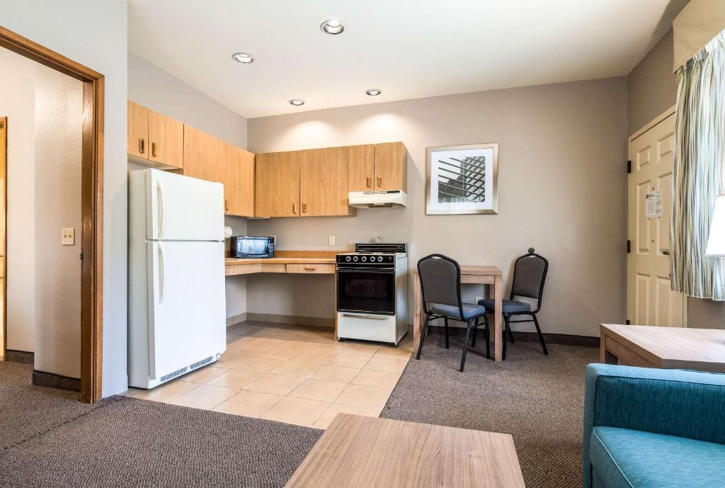 Kuchyň nebo kuchyňský kout v ubytování Quality Inn & Suites Bainbridge Island