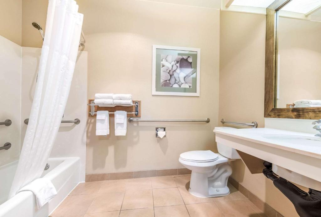 Koupelna v ubytování Quality Inn & Suites Bainbridge Island