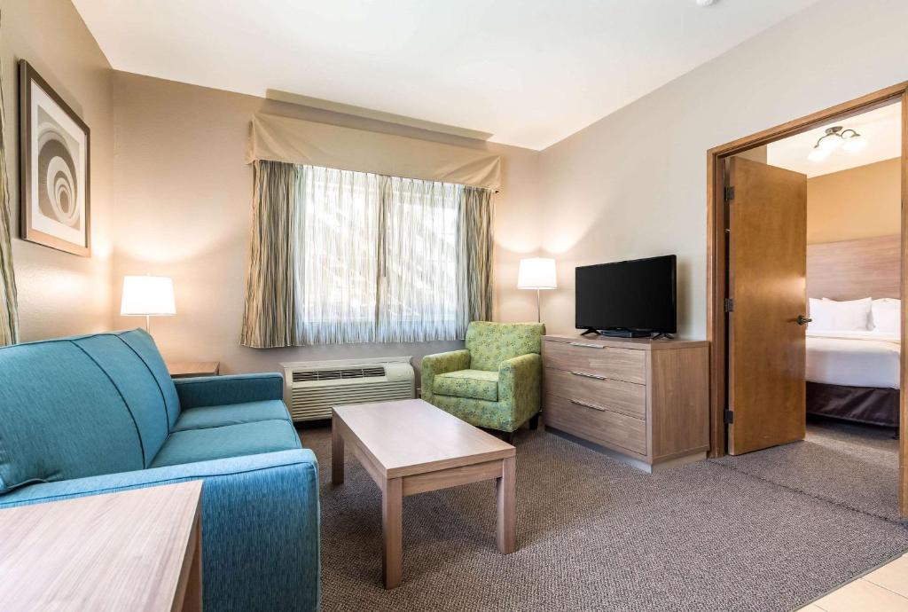 TV a/nebo společenská místnost v ubytování Quality Inn & Suites Bainbridge Island