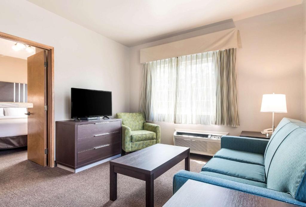 TV a/nebo společenská místnost v ubytování Quality Inn & Suites Bainbridge Island