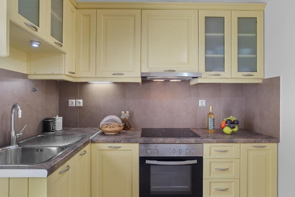 A kitchen or kitchenette at Amphitrite Beach House
