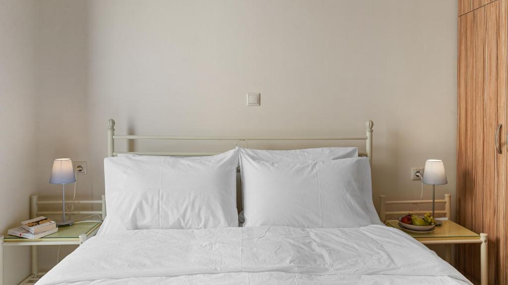 A bed or beds in a room at Amphitrite Beach House
