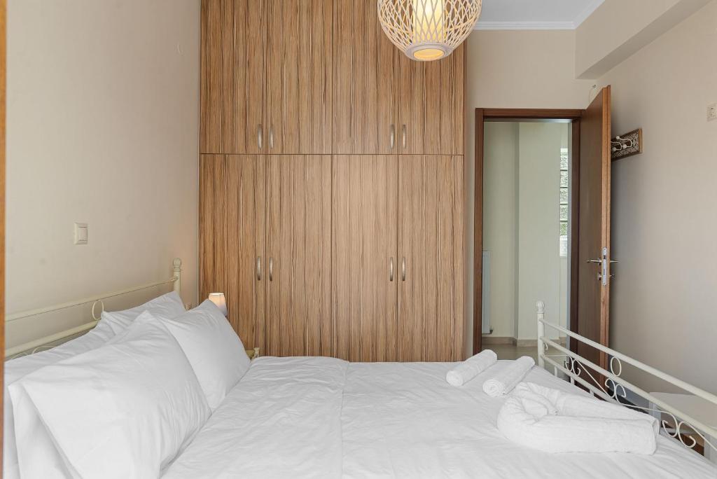 A bed or beds in a room at Amphitrite Beach House