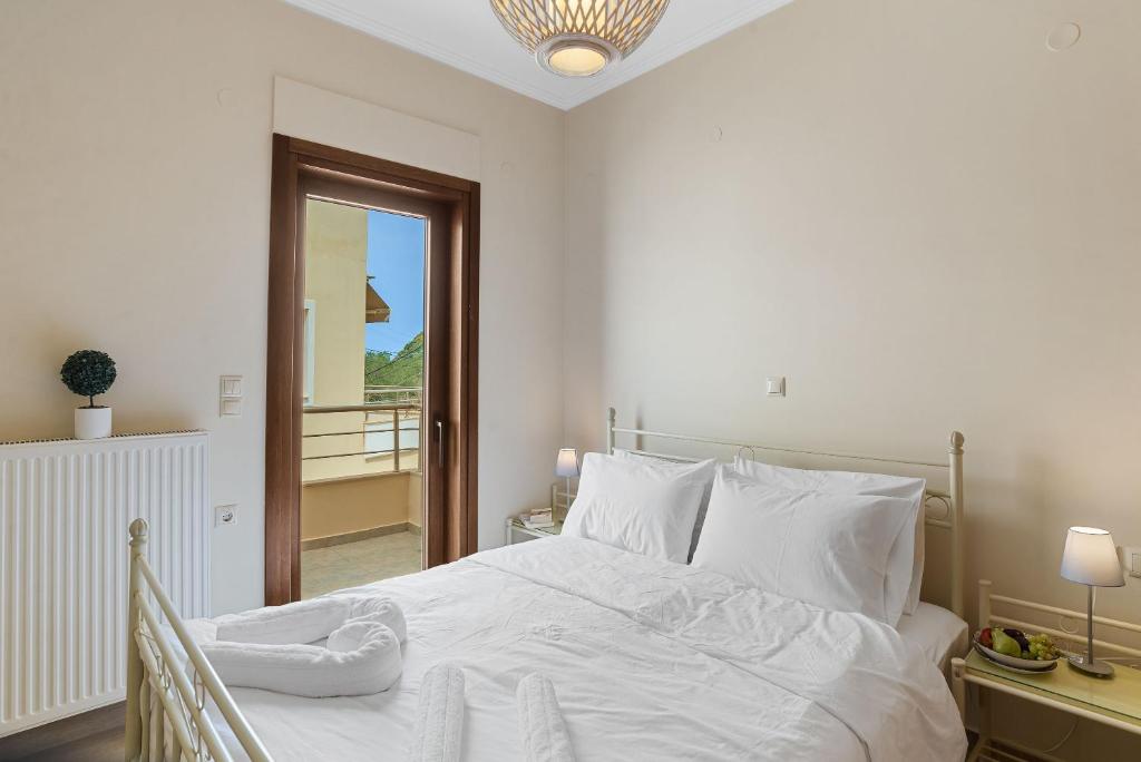 A bed or beds in a room at Amphitrite Beach House
