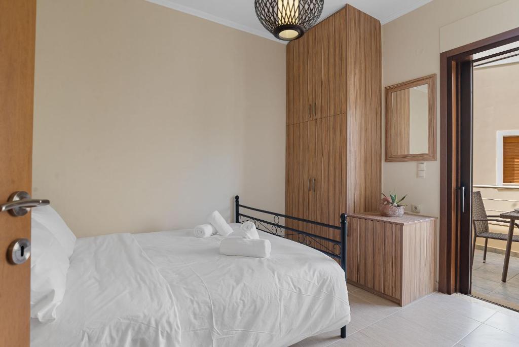 A bed or beds in a room at Amphitrite Beach House