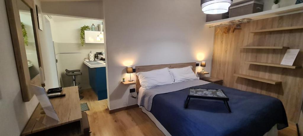 um pequeno quarto com uma cama com um edredão azul em La rosa dei venti-Portovenere em Portovenere