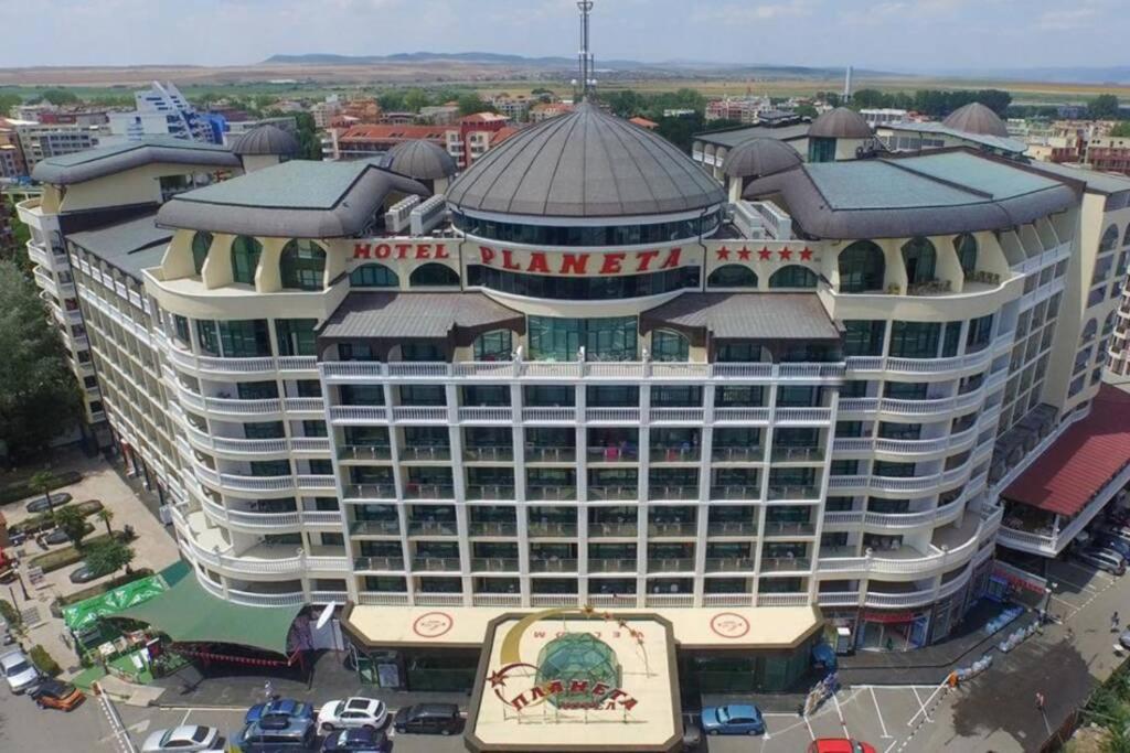 Есть ли жизнь на марсе кратко. Марс планета снимок. Изображение солнечной системы. Планет хотел. Болгария planeta hotel aqua park  4*.