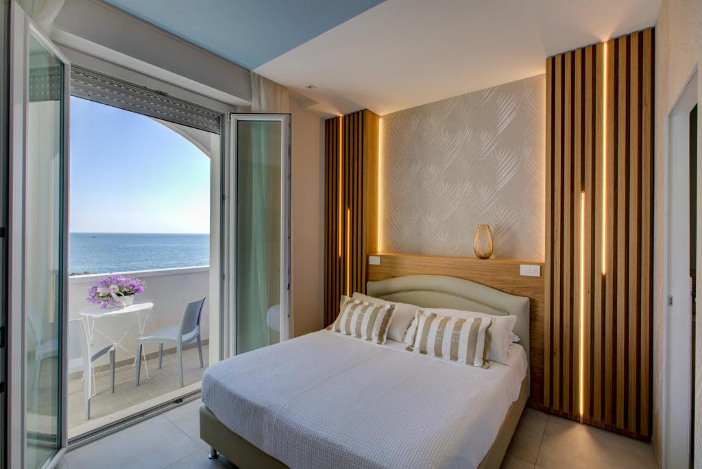 A bed or beds in a room at Hotel Alexandra - Beach Front - Healthy XXL Breakfast & Brunch until 12 30 - parking included