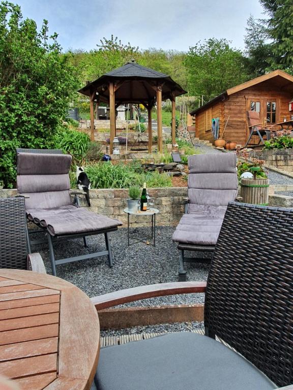 a group of chairs and a gazebo in a yard at Zur Königslay in Bullay