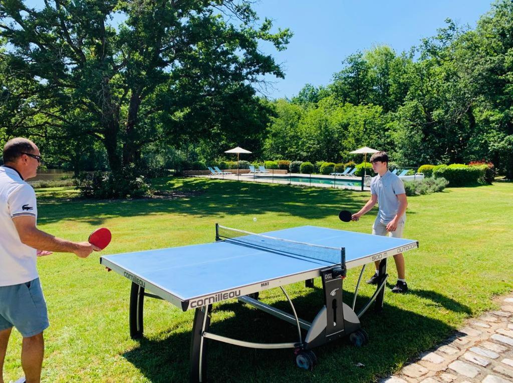 Stolní tenis v ubytování Les Vieux Guays nebo okolí