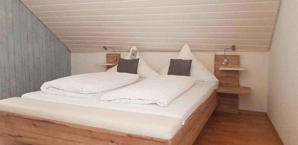 Postel nebo postele na pokoji v ubytování Gasthof Zur Seku