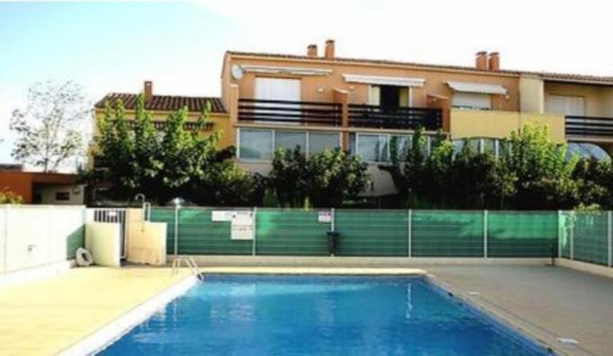 une piscine devant un immeuble dans l'établissement Cap d'Agde - Résidence Estivales - proche naturiste - Terrasse - Wifi - Parking - Piscine - Clim, au Cap d'Agde