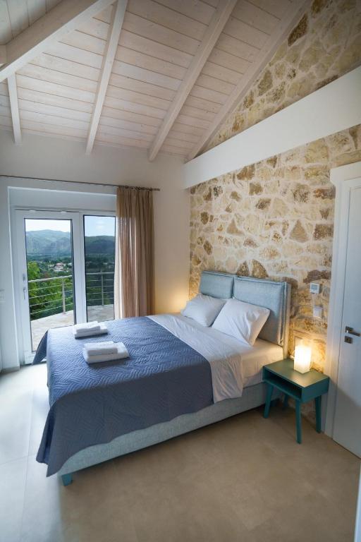 Postel nebo postele na pokoji v ubytování Astrali Stone Villas
